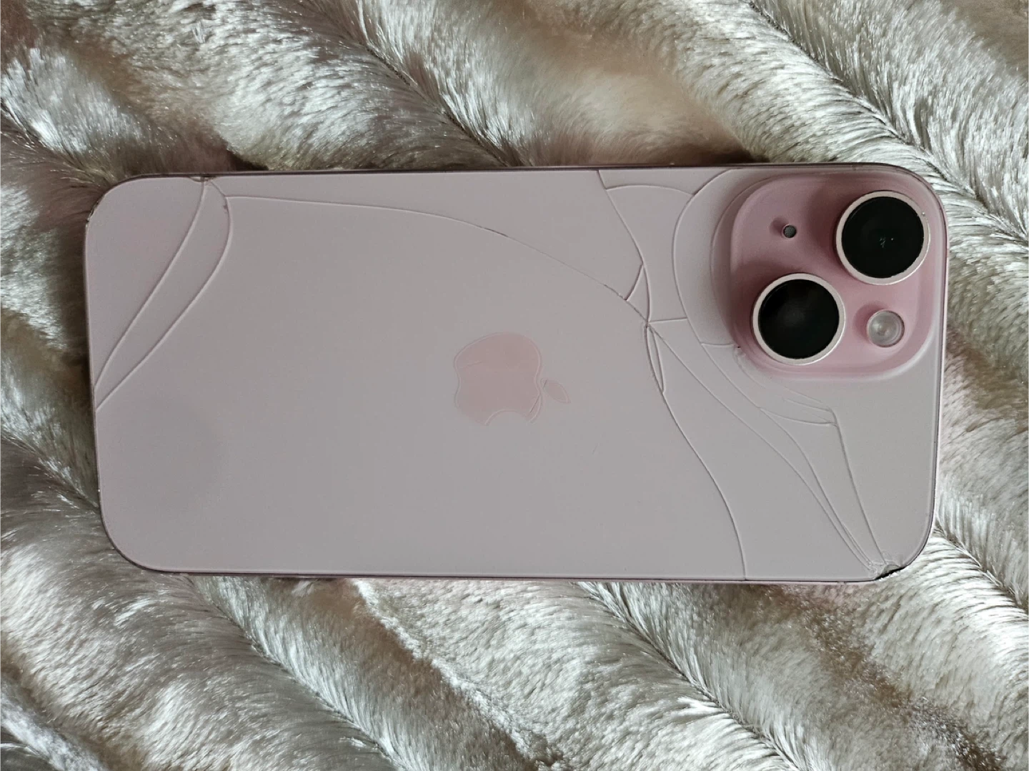 Cracked iPhone 15 Pink