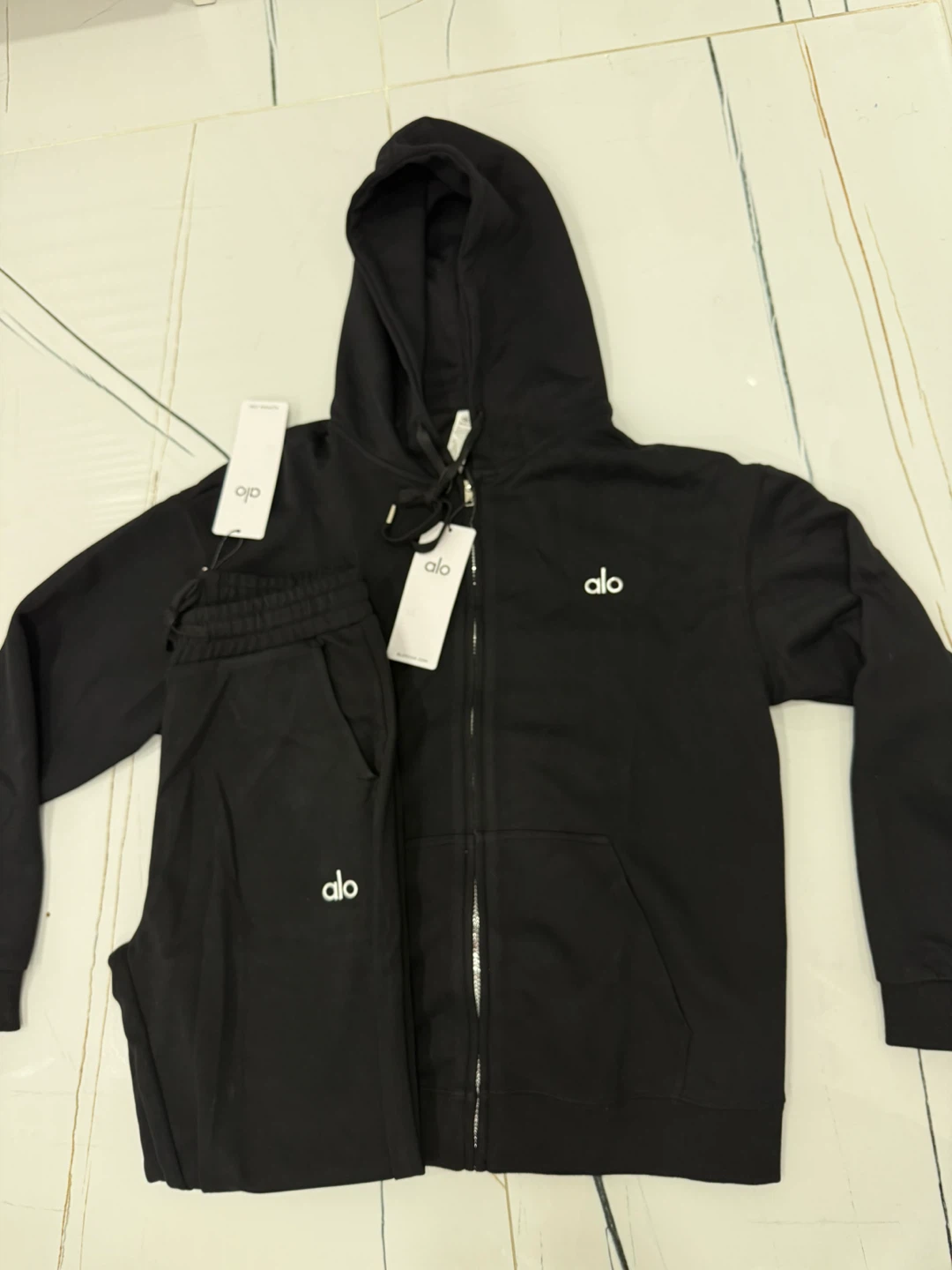ALO Yoga Black Hoodie & Sweatpants Set (M) - photo 4
