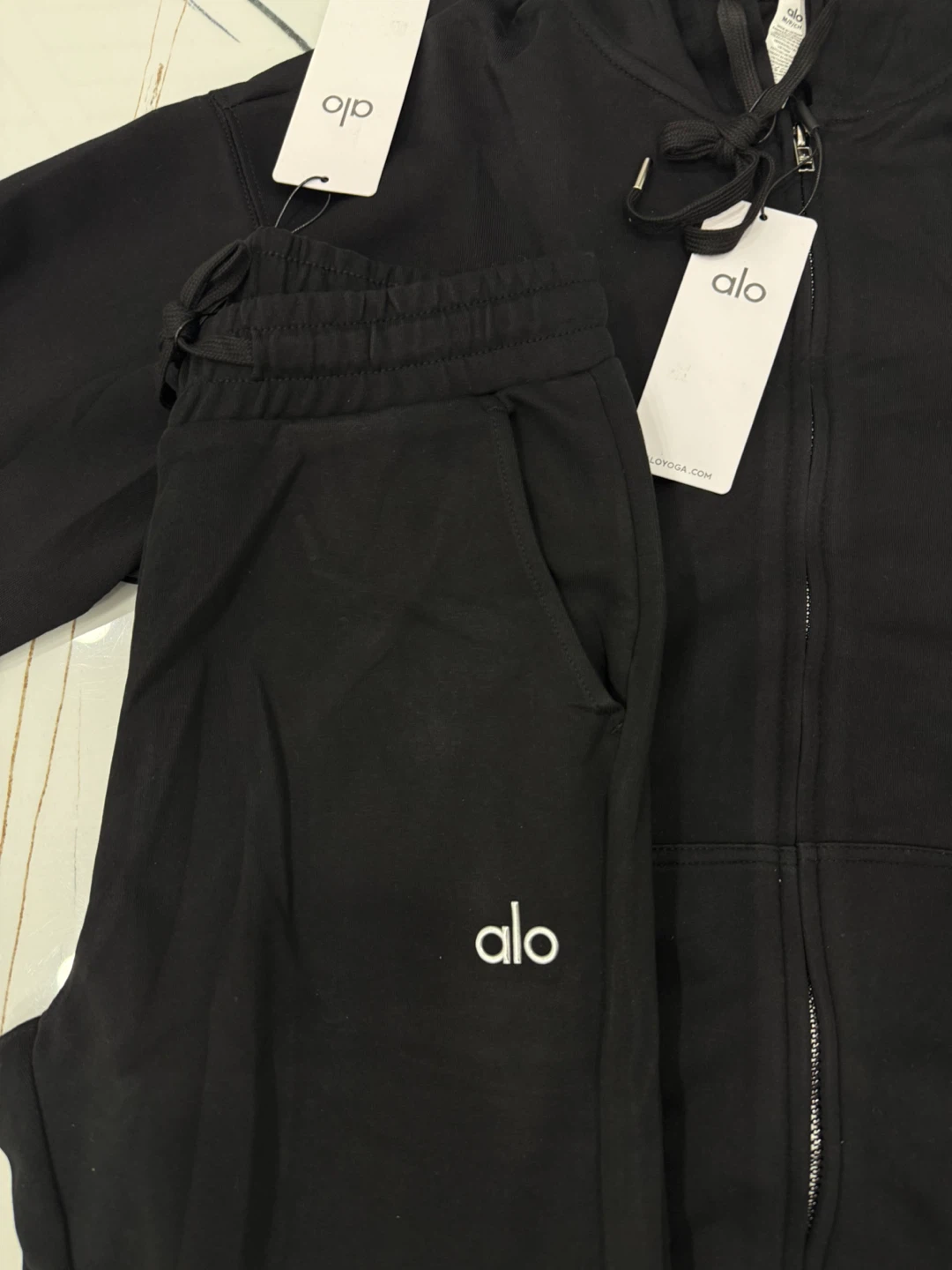 ALO Yoga Black Hoodie & Sweatpants Set (M) - photo 2
