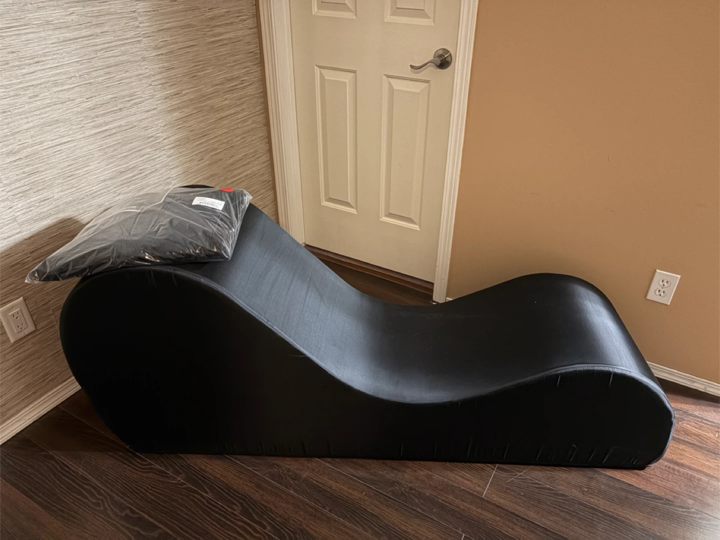 Liberator Cello Chaise Lounge - Black