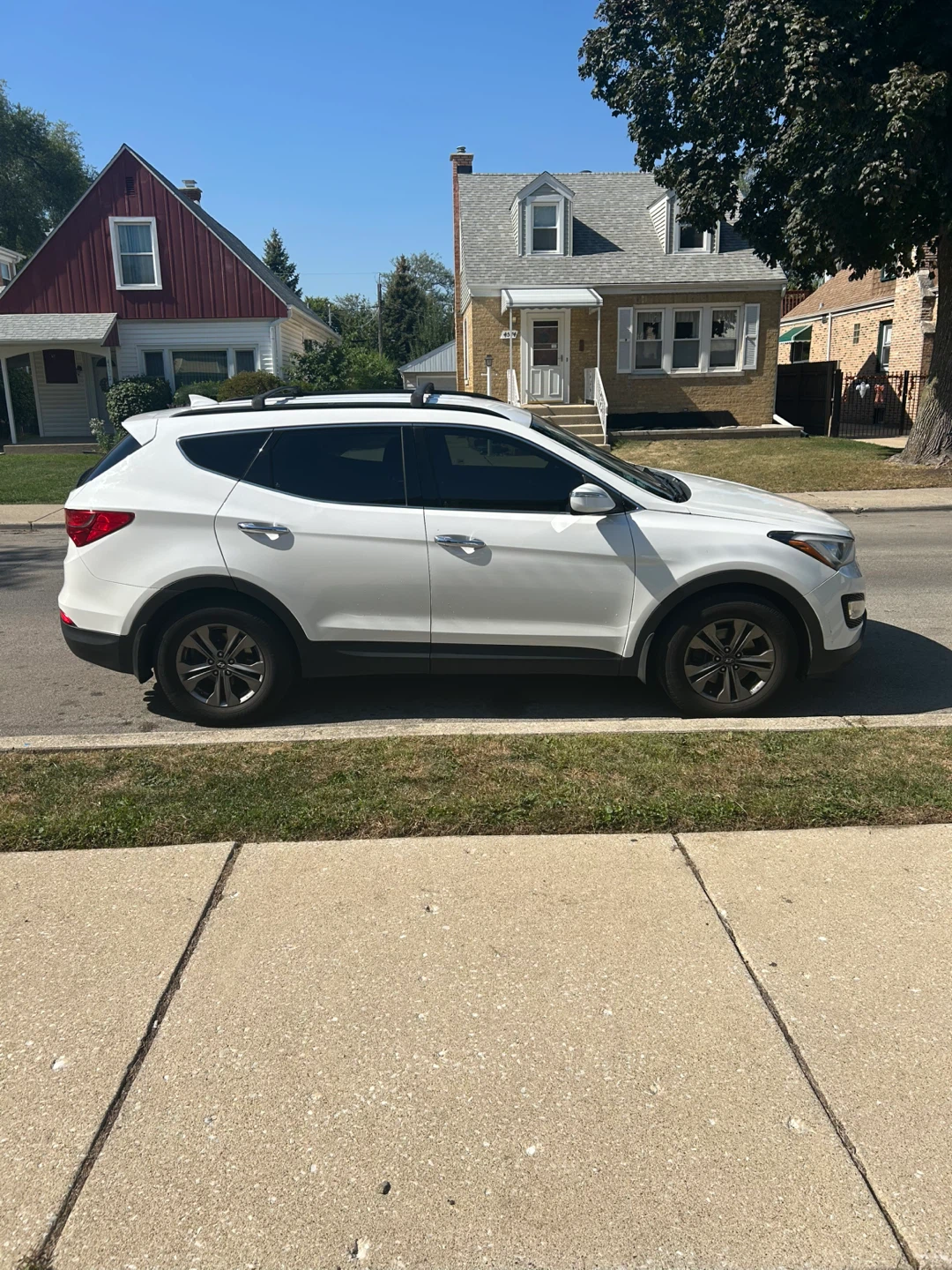 White Hyundai Santa Fe sport 2.0t