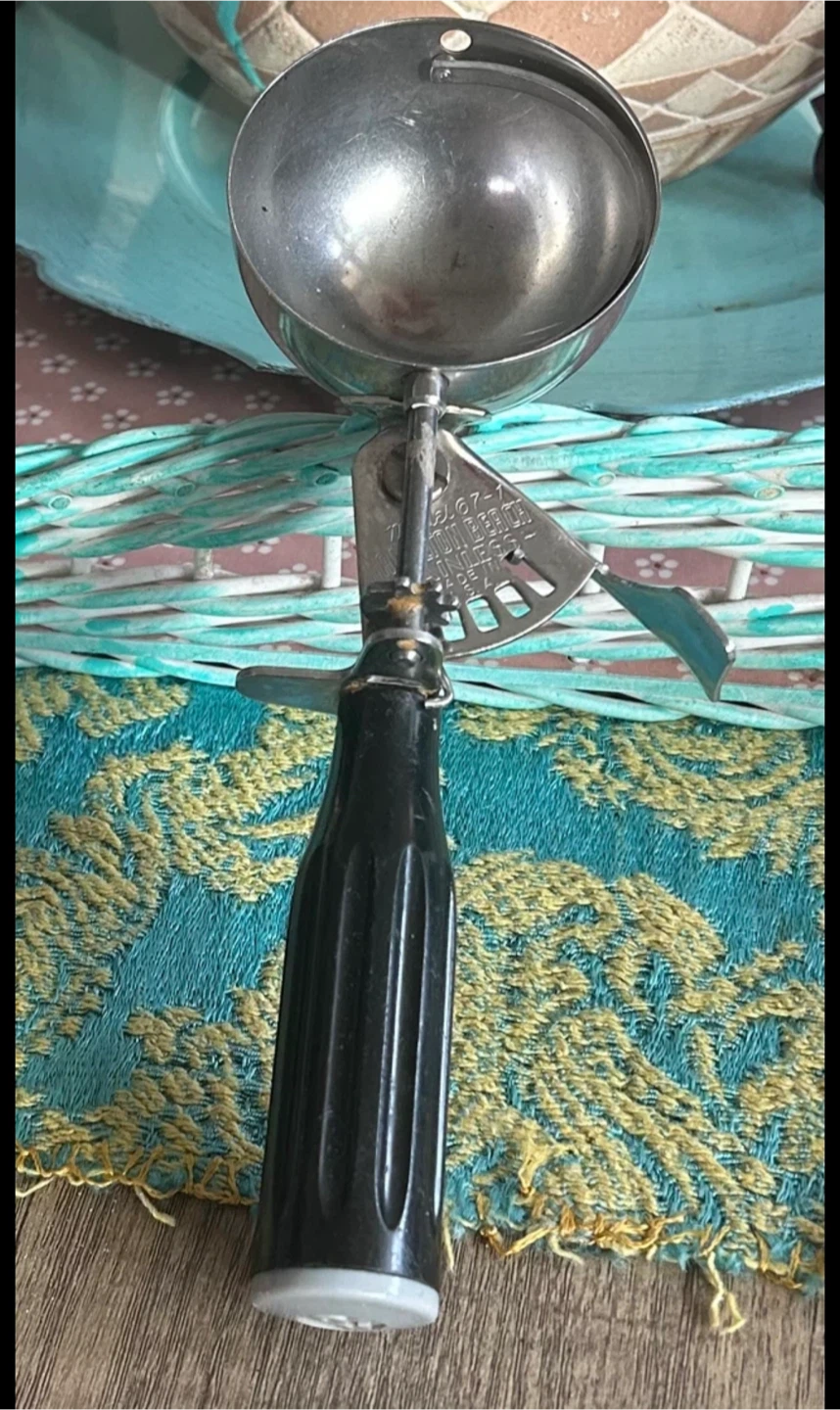 Vintage Brownjohn Ice Cream Scoop