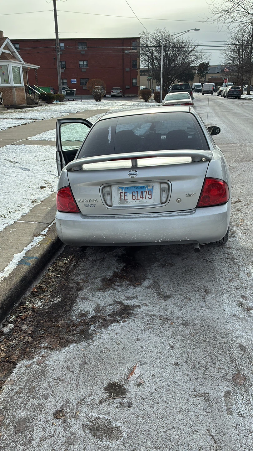 Nissan Sentra Sedan - Silver - photo 2