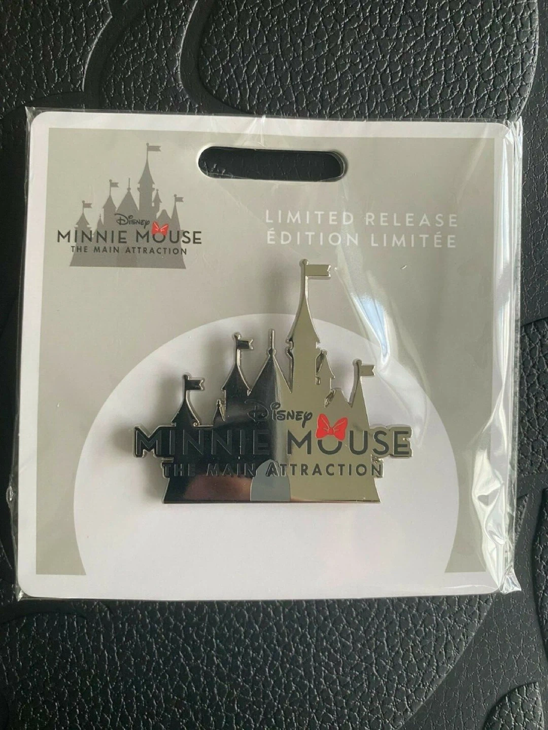 Limited Minnie Mouse The Main Attraction Pin Book w/ Starter Pin - photo 2
