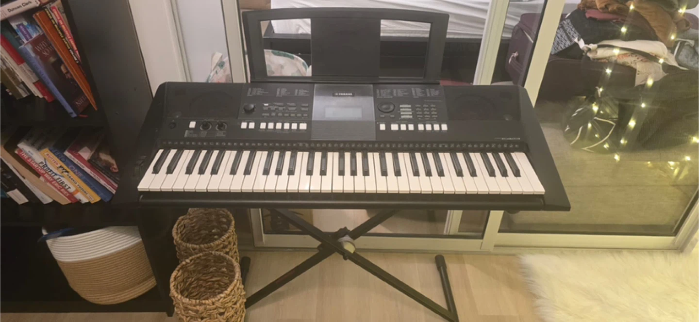 Yamaha PSR-E423 Keyboard (61 keys) with Stand
