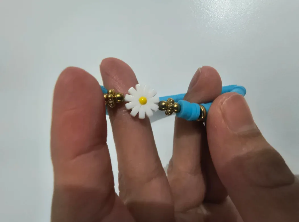 Handmade Blue Daisy Bracelet image indicator(2)