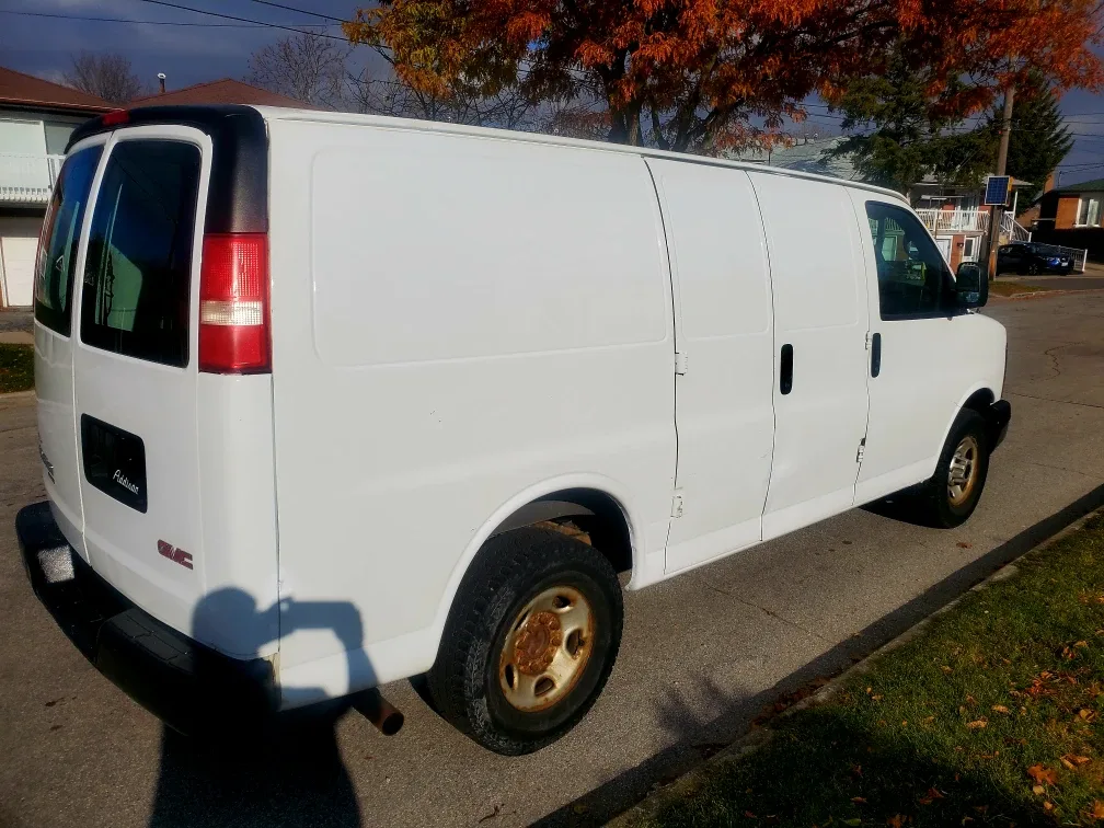 GMC Savana Cargo Van image indicator(4)