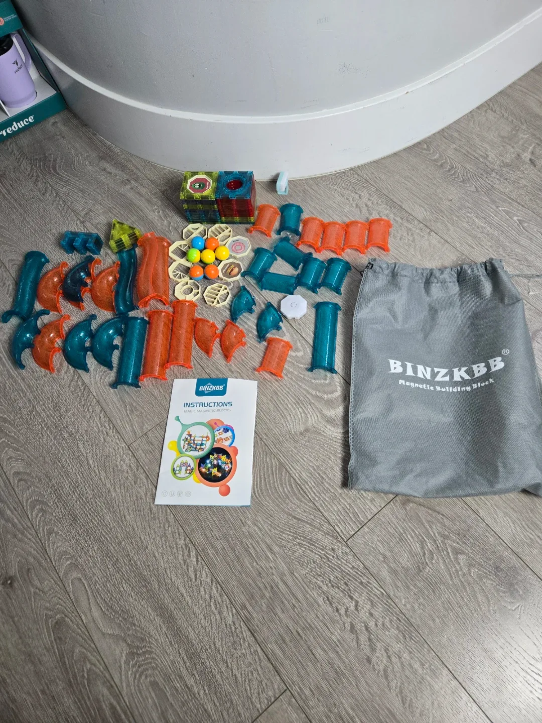 Magnetic building block marble run image indicator(2)