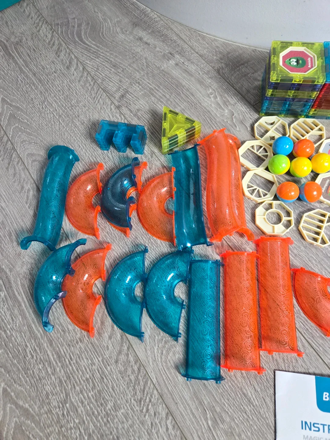 Magnetic building block marble run image indicator(3)