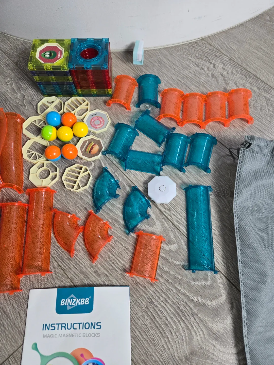 Magnetic building block marble run image indicator(4)