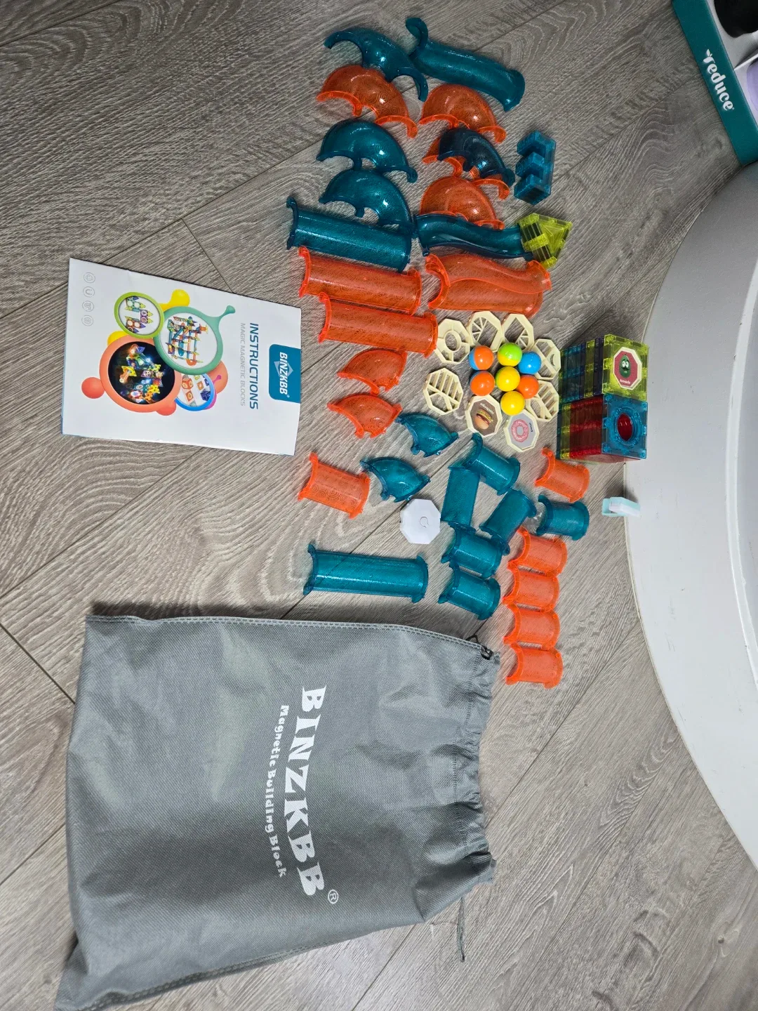 Magnetic building block marble run image indicator(8)