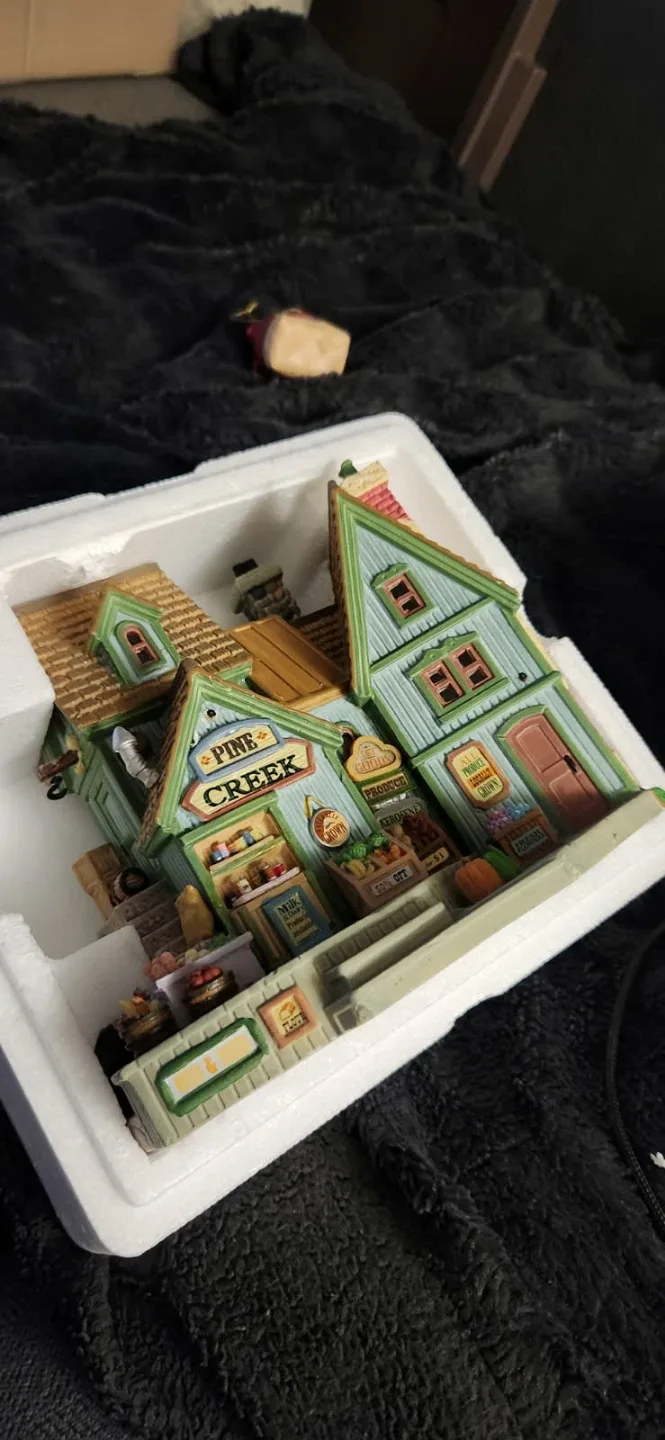 Lemax Pine Creek Market lighted building 