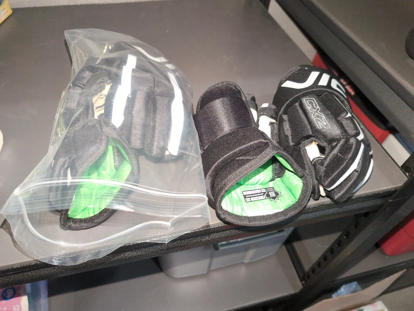 One time used - YTH VIC CX2 Hockey Gloves - Black and White - photo 3
