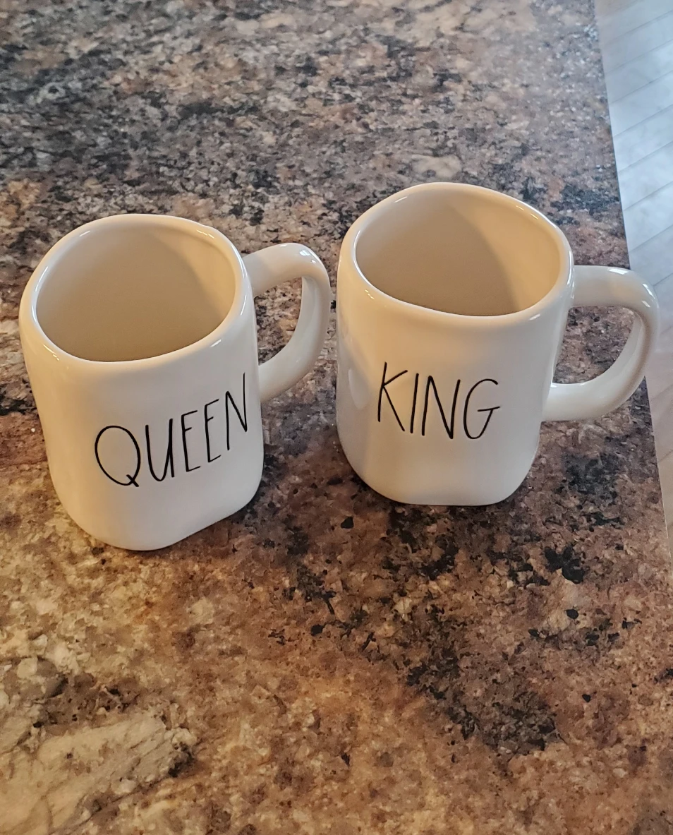 👑 2 piece Rae Dunn KING & QUEEN Mug Set Like-NEW ☕️❤️ ☕
