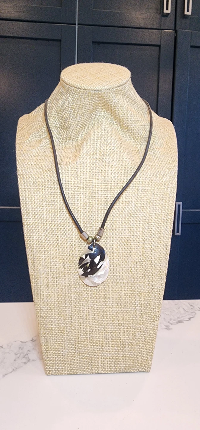 Unique Black & White Shell Pendant Necklace - photo 3