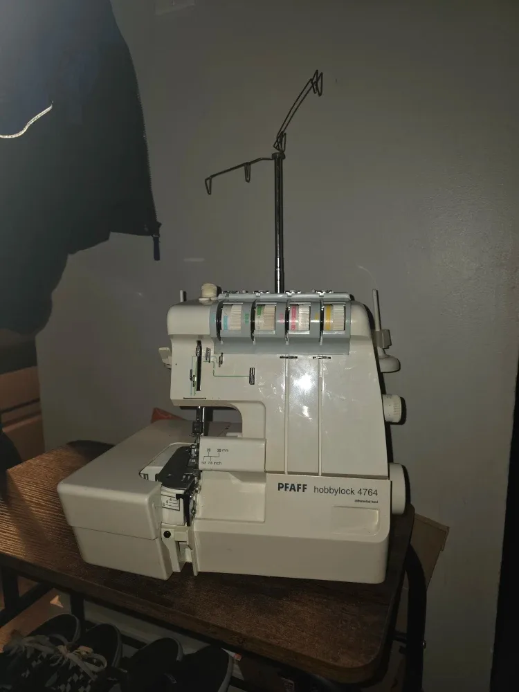 Pfaff hobbylock 4764 Serger Sewing Machine