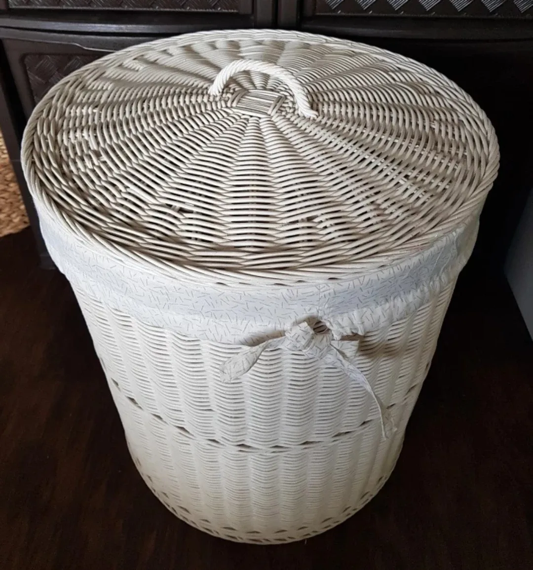 Wicker Hamper with Lid image indicator(2)