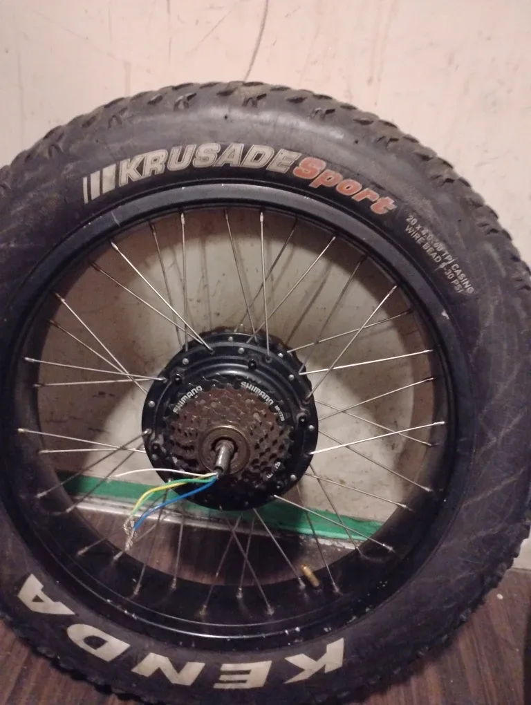 Kenda Krusade Sport 26x4.0 Tire with Shimano Hub image indicator(4)