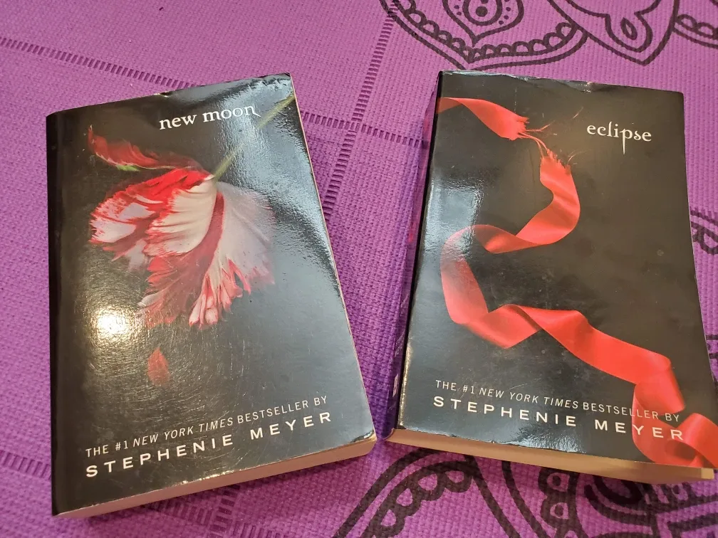 Twilight Saga: New Moon & Eclipse by Stephenie Meyer