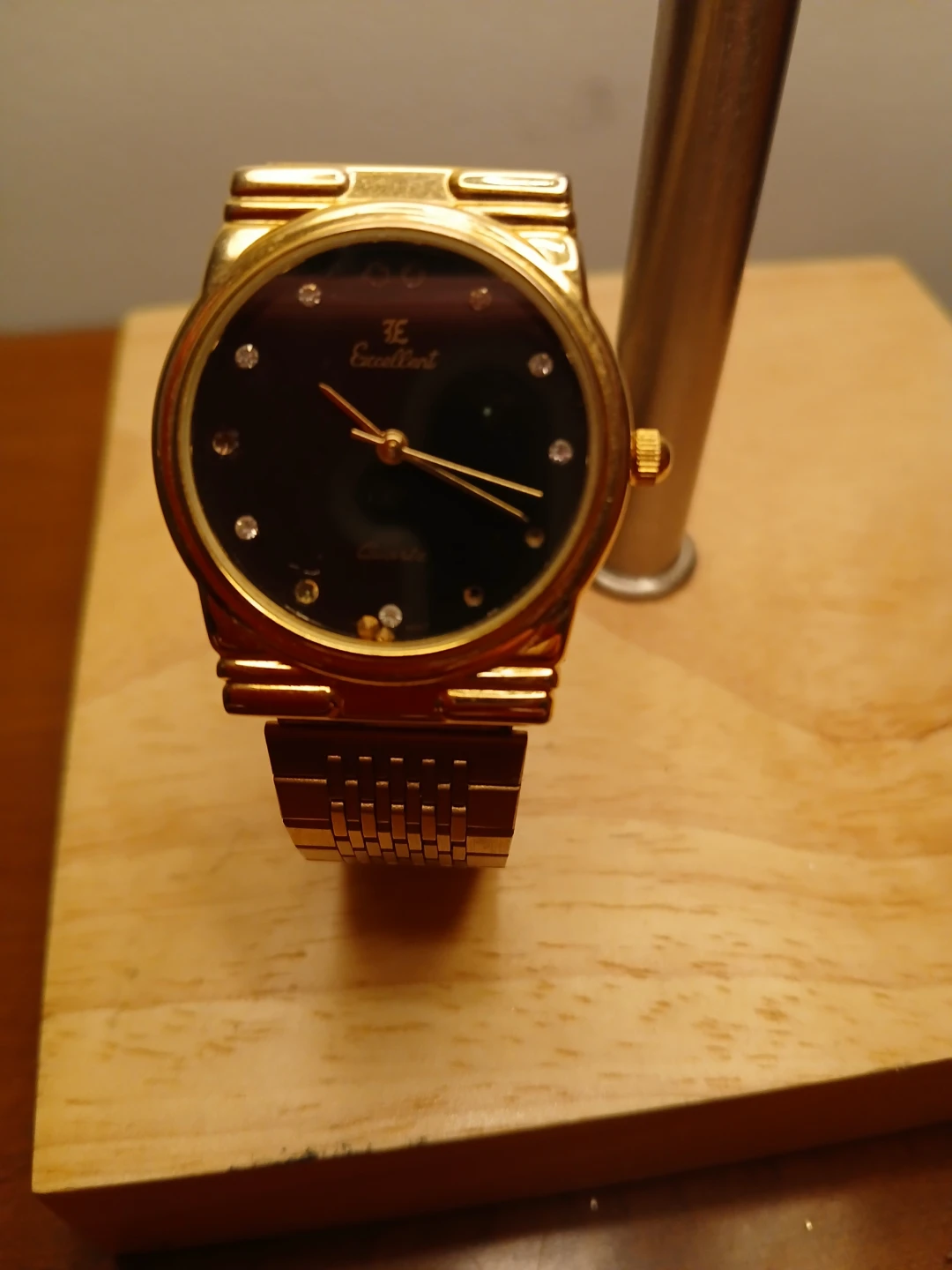 Excellent Quartz Gold Watch