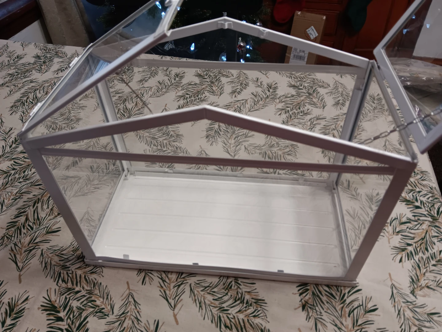 White Metal & plexiglass Greenhouse