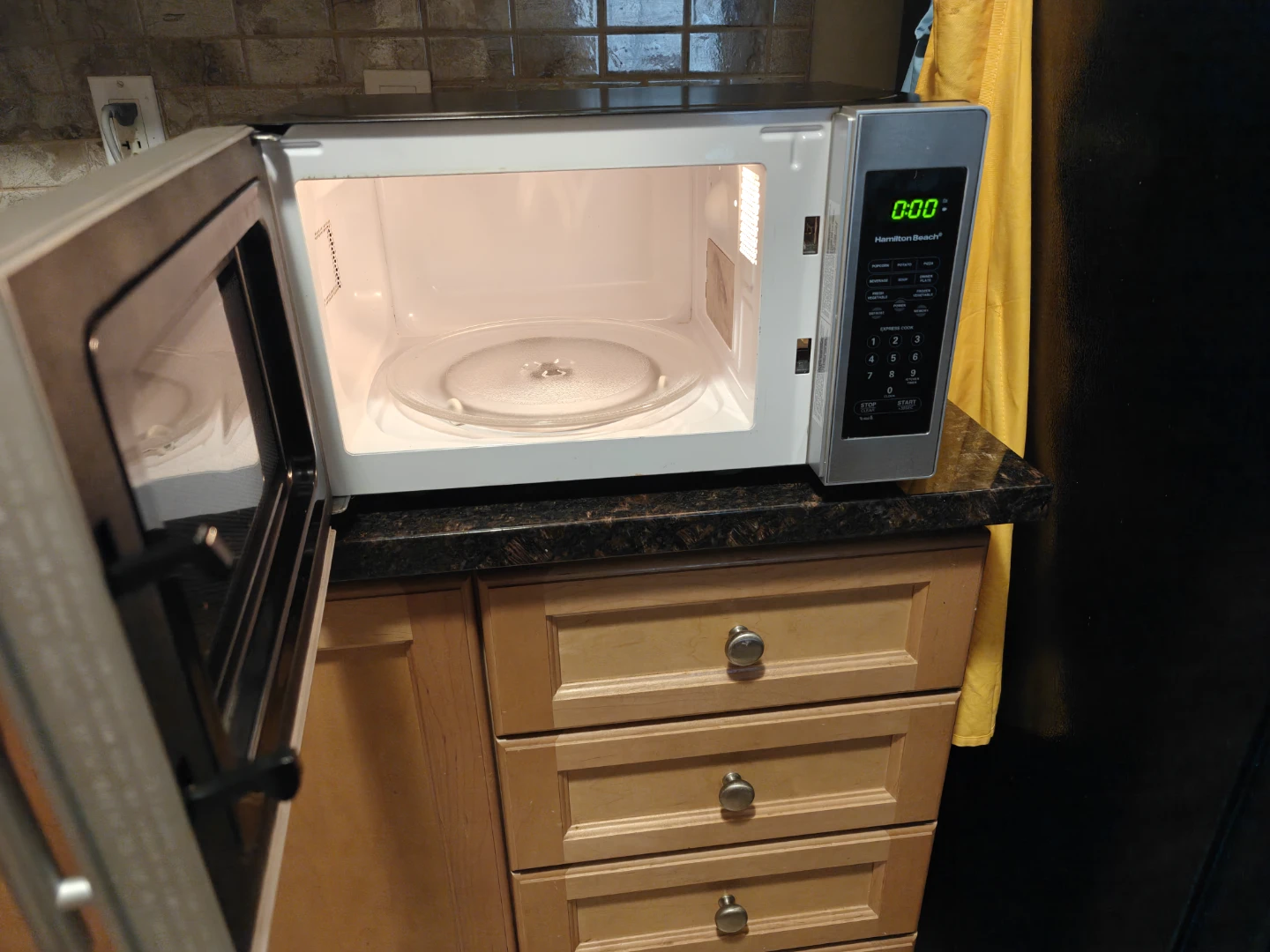 Hamilton Beach Microwave Oven - photo 2