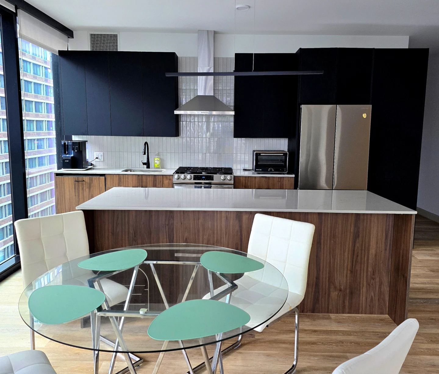New 2B+2B+Den Furnished Streeterville Apt. with Top Amenities - photo 3