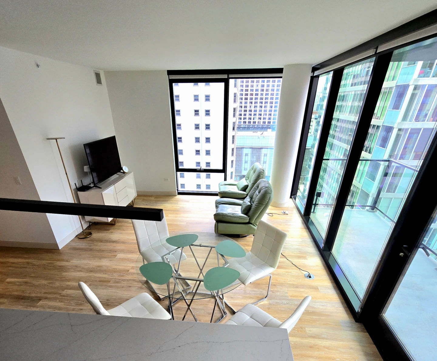 New 2B+2B+Den Furnished Streeterville Apt. with Top Amenities - photo 2