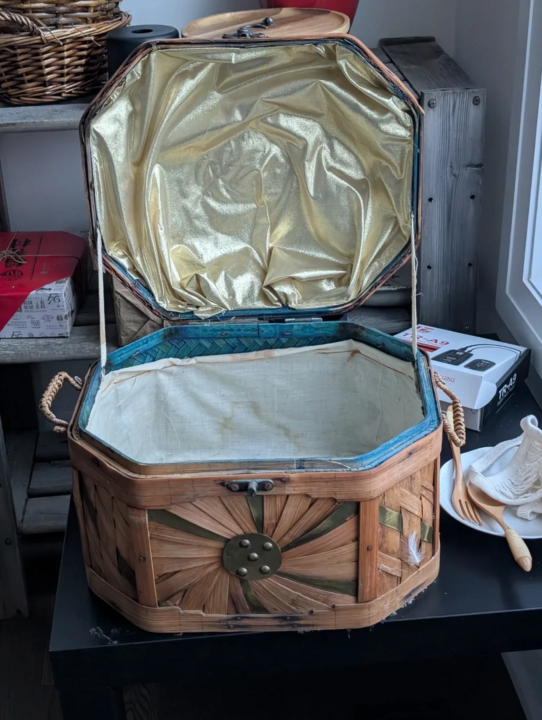 Vintage Wicker Sewing Basket image indicator(3)