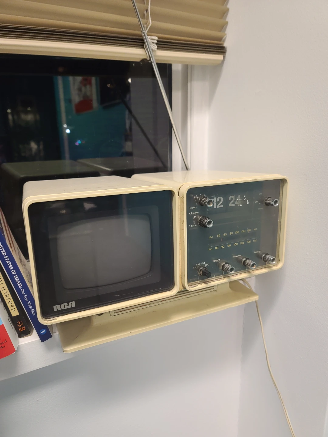 Vintage RCA TV/FM Clock Radio
