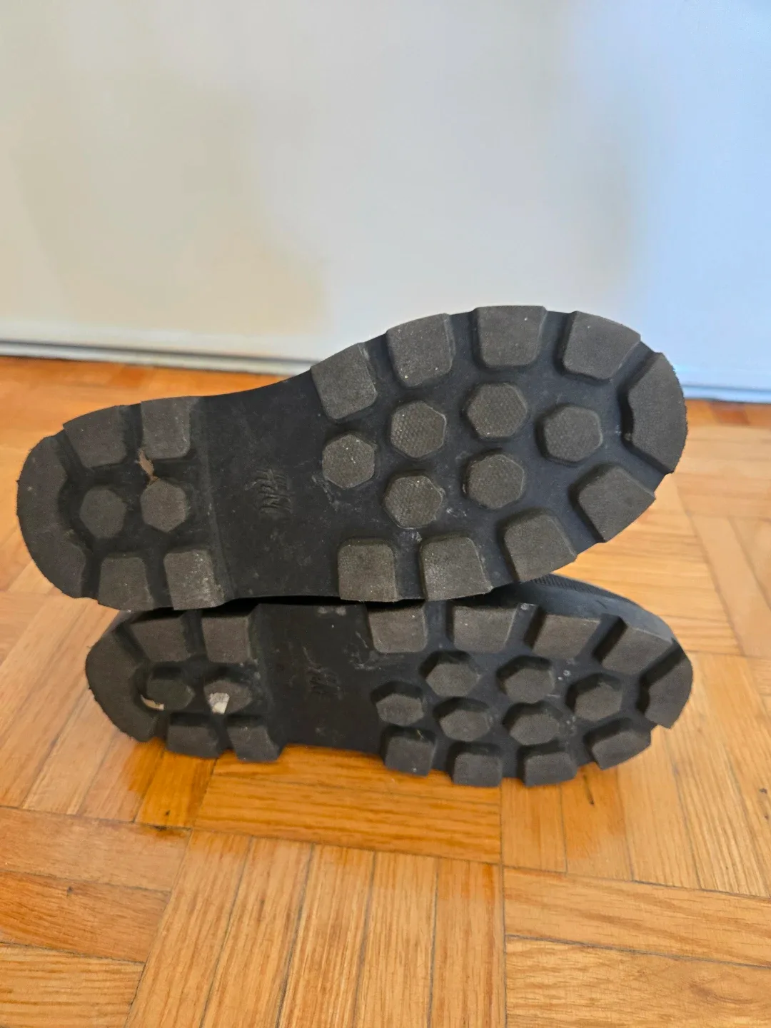 H&M Black Chelsea Boots US2 image indicator(5)