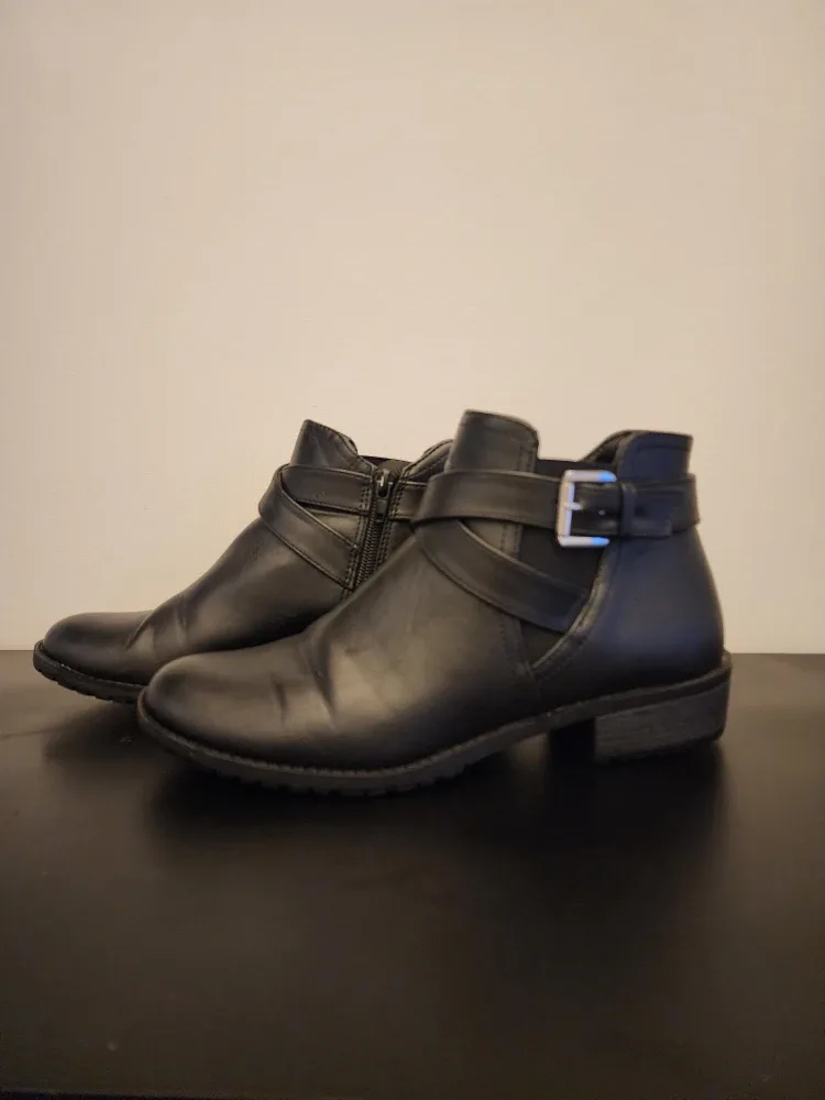 Size 8 boots with memory foam soles barely worn