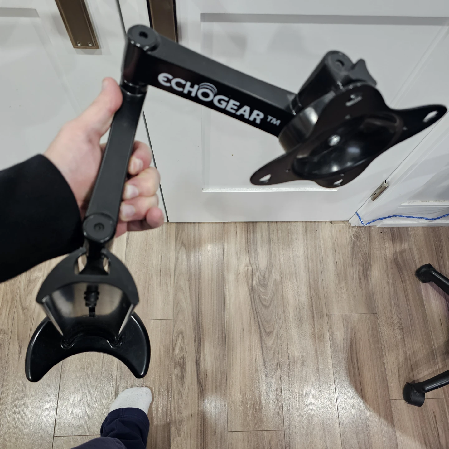 ECHOGEAR Single Monitor Desk Mount - photo 2