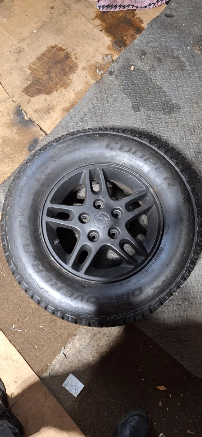 Cooper Discoverer A/T   w  245/70/R16 Tire