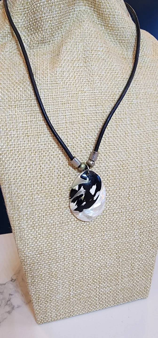 Unique Black & White Shell Pendant Necklace image indicator(2)