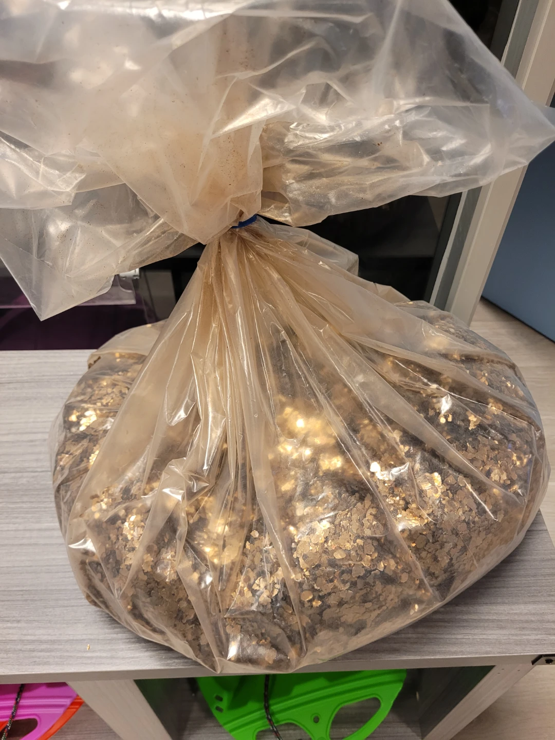 Bag of Gold Confetti (4.54kg) - NEW!!! - photo 2