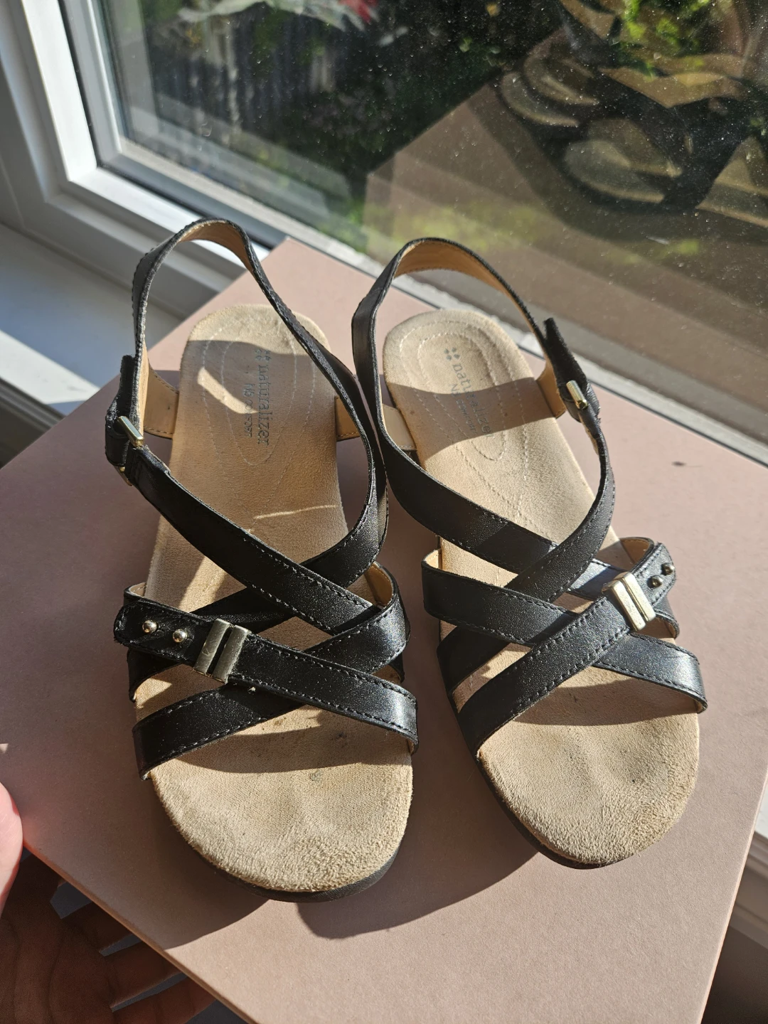 Naturalizer Windsor black flat leather sandals 7M