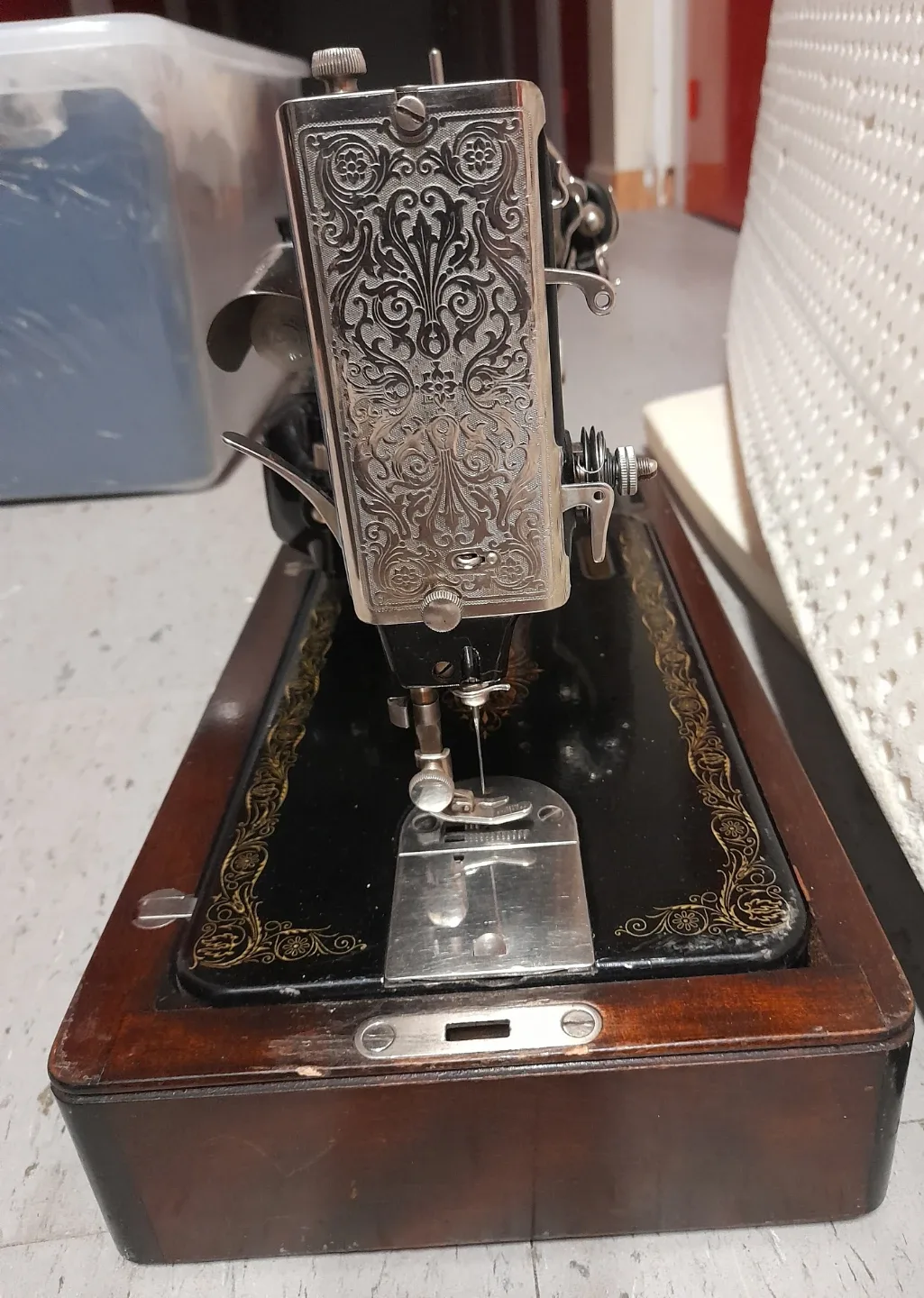 Vintage Singer Sewing Machine image indicator(5)