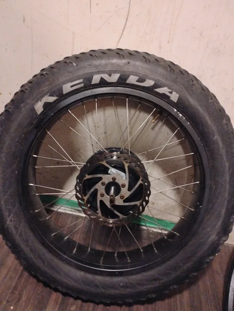 Kenda Krusade Sport 26x4.0 Tire with Shimano Hub image indicator(3)