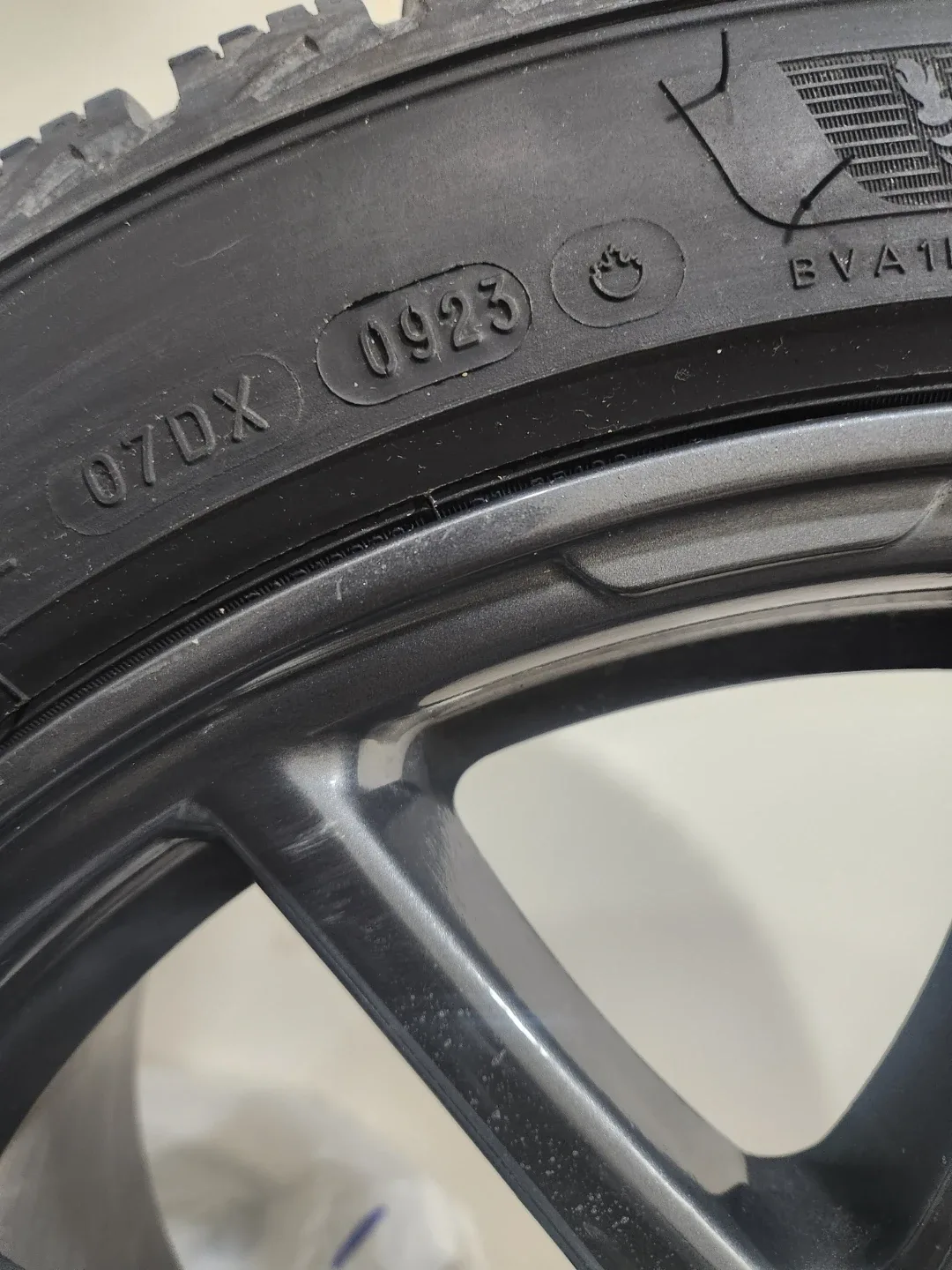 Michelin x-icesnow tires 235/45R18 image indicator(4)