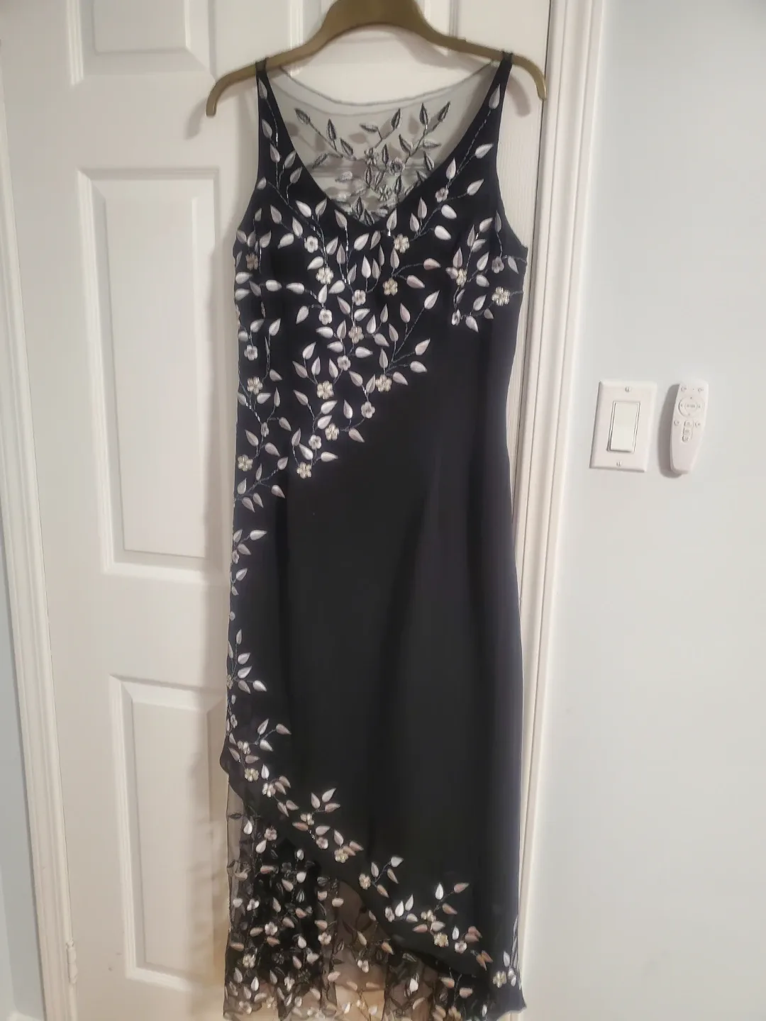 Elegant Black Sleeveless Dress image indicator(2)