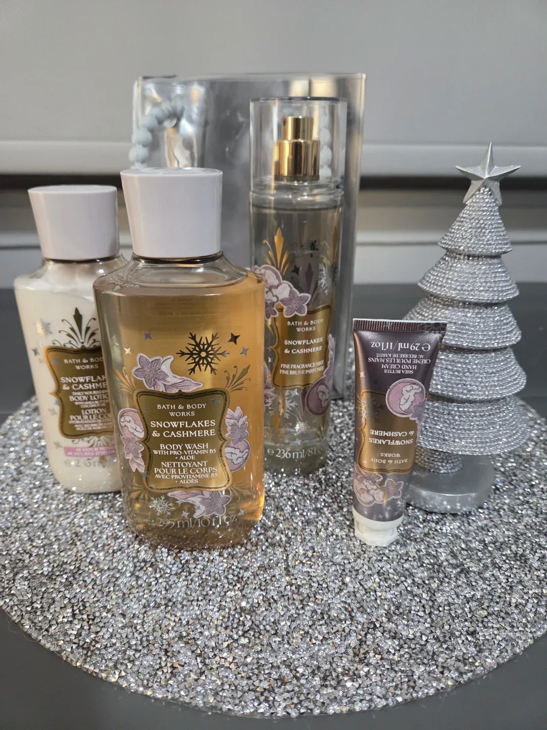 🎅NWT BATH & BODY WORKS SNOWFLAKES & CASHMERE GIFT SET🎄 image indicator(2)