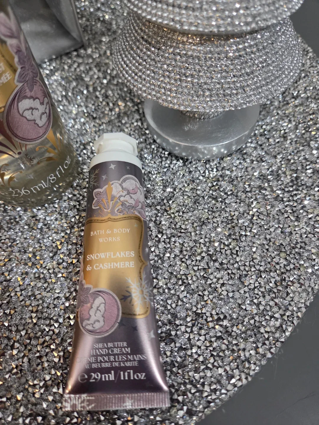 🎅NWT BATH & BODY WORKS SNOWFLAKES & CASHMERE GIFT SET🎄 image indicator(6)