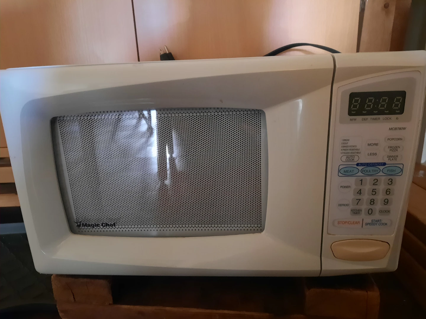 Magic Chef MCB780W Microwave Oven