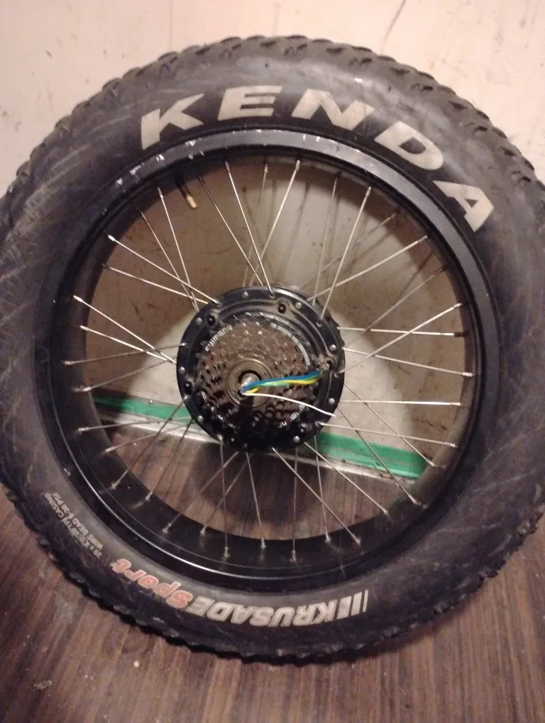 Kenda Krusade Sport 26x4.0 Tire with Shimano Hub