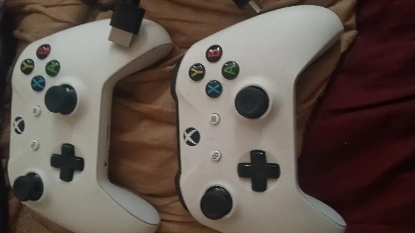 Xbox One S Console, Games, Controllers & Headset image indicator(2)