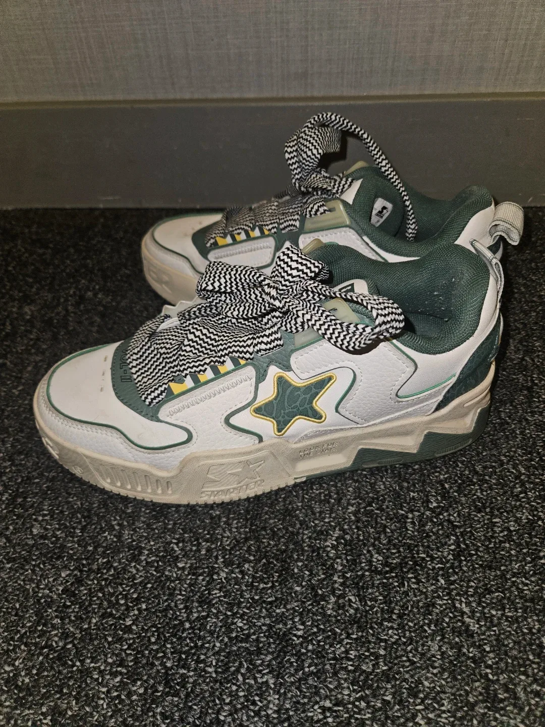 Starter Vol-II White & Green Sneakers Size 8