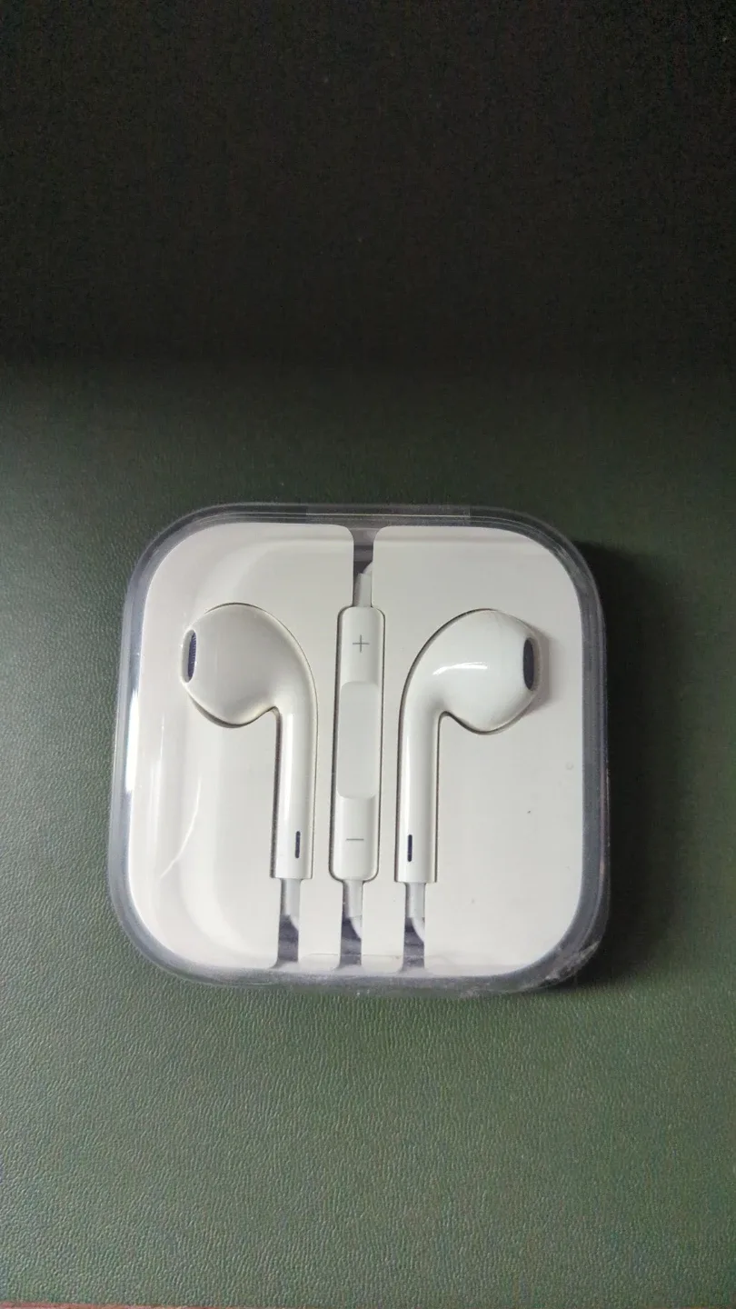 Apple EarPods - Brand New! (3.5mm Headphone Plug)