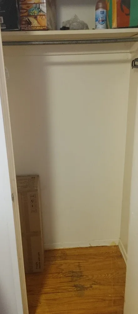 Large bedroom for rent image indicator(8)