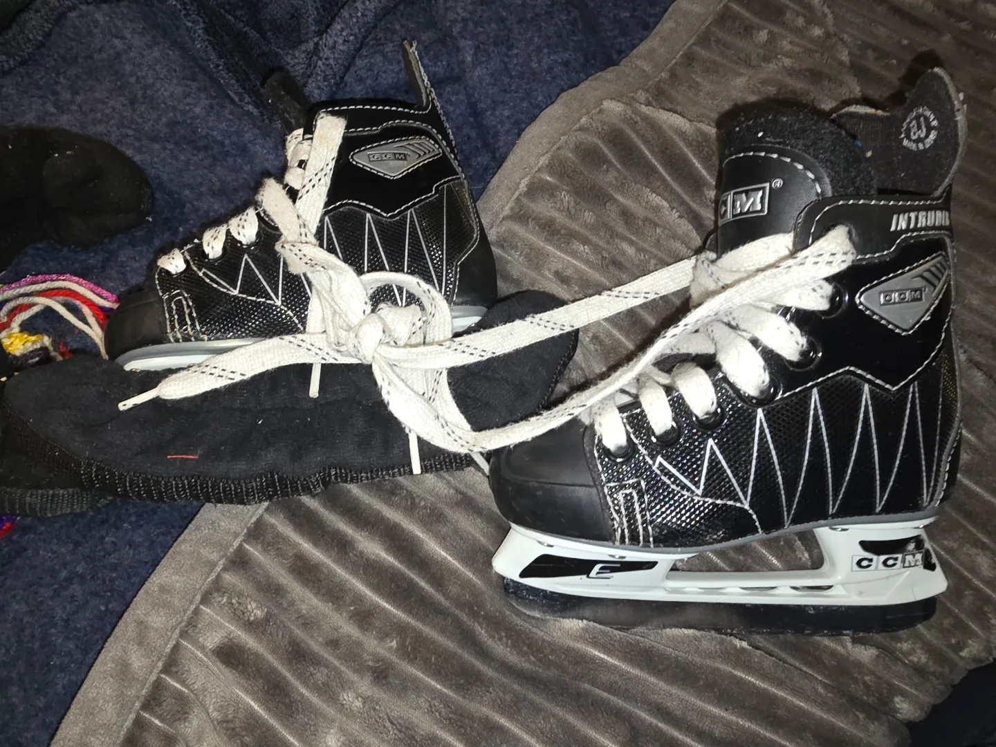 CCM Intruder Youth Ice Skates - Size 8J